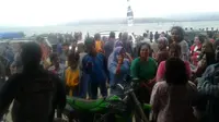 Masyarakat sekitar Danau Toba berkerumun memperhatikan proses evakuasi penumpang KM Sinar Bangun yang tenggelam di Danau Toba, Senin, 18 Juni 2018. (dok. BNPB/Reza Efendi)