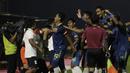 Para pemain PSIS Semarang merayakan gol yang dicetak Bayu Nugroho ke gawang Bhayangkara FC pada laga Piala Indonesia di Stadion PTIK, Jakarta, Selasa (19/2). Bhayangkara FC bermain imbang 1-1 melawan PSIS. (Bola.com/Yoppy Renato)