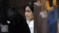 Ekspresi terdakwa kasus pembunuhan Wayan Mirna Salihin, Jessica Kumala Wongso saat menyimak keterangan saksi ahli di sidang lanjutan di Pengadilan Negeri Jakarta Pusat, Jakarta, Kamis (1/9). (Liputan6.com/Helmi Afandi)