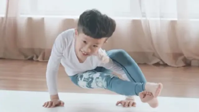 Sun Chuyang sudah memperoleh sertifikasi sebagai instruktur yoga. Lewat keahliannya itu ia dinobatkan sebagai guru yoga termuda di China (Capture/Tony)