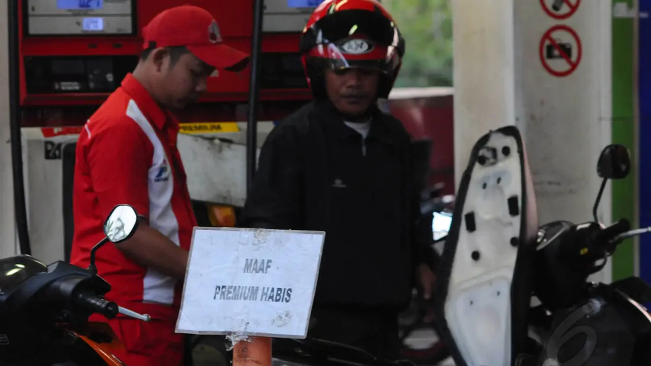 BBM Bersubsidi Langka, Warga Antre di SPBU