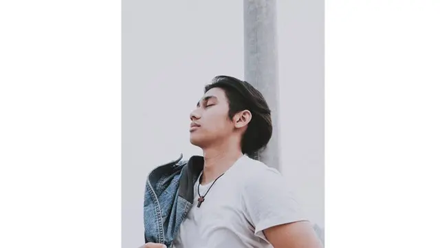 Jarang Tersorot, Ini 6 Potret Yabes Yosia Adik Bungsu Caesar Hito