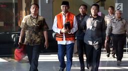 Bupati Kudus, Muhammad Tamzil (kedua kiri) digiring petugas usai menjalani pemeriksaan terkait dugaan suap pengisian jabatan perangkat daerah di lingkungan Pemkab Kudus, Gedung KPK Jakarta, Sabtu (27/7/2019). Dalam kasus ini, KPK menetapkan tiga tersangka. (Liputan6.com/Helmi Fithriansyah)
