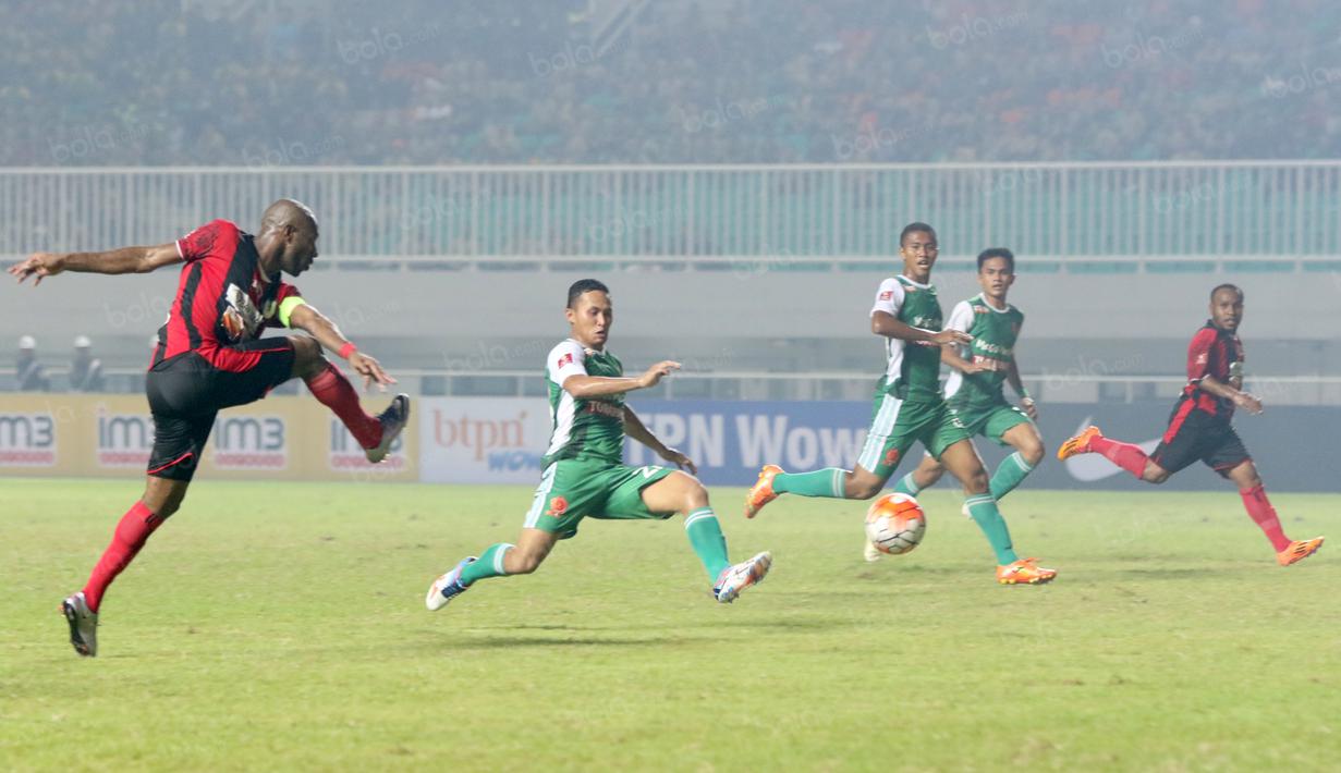 Boaz Solossa saat melakukan tembakan melewati hadanganpara pemain PS TNI pada laga Torabika SC 2016 di Stadion Pakansari, Bogor, Minggu (19/6/2016). Persipura Menang 3-1. (Bola.com/Nicklas Hanoatubun)