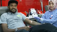 Pemain Persebaya, Fandry Imbiri ikut mendonorkan darahnya untuk korban bom Surabaya (Liputan6.com/Adikoro)