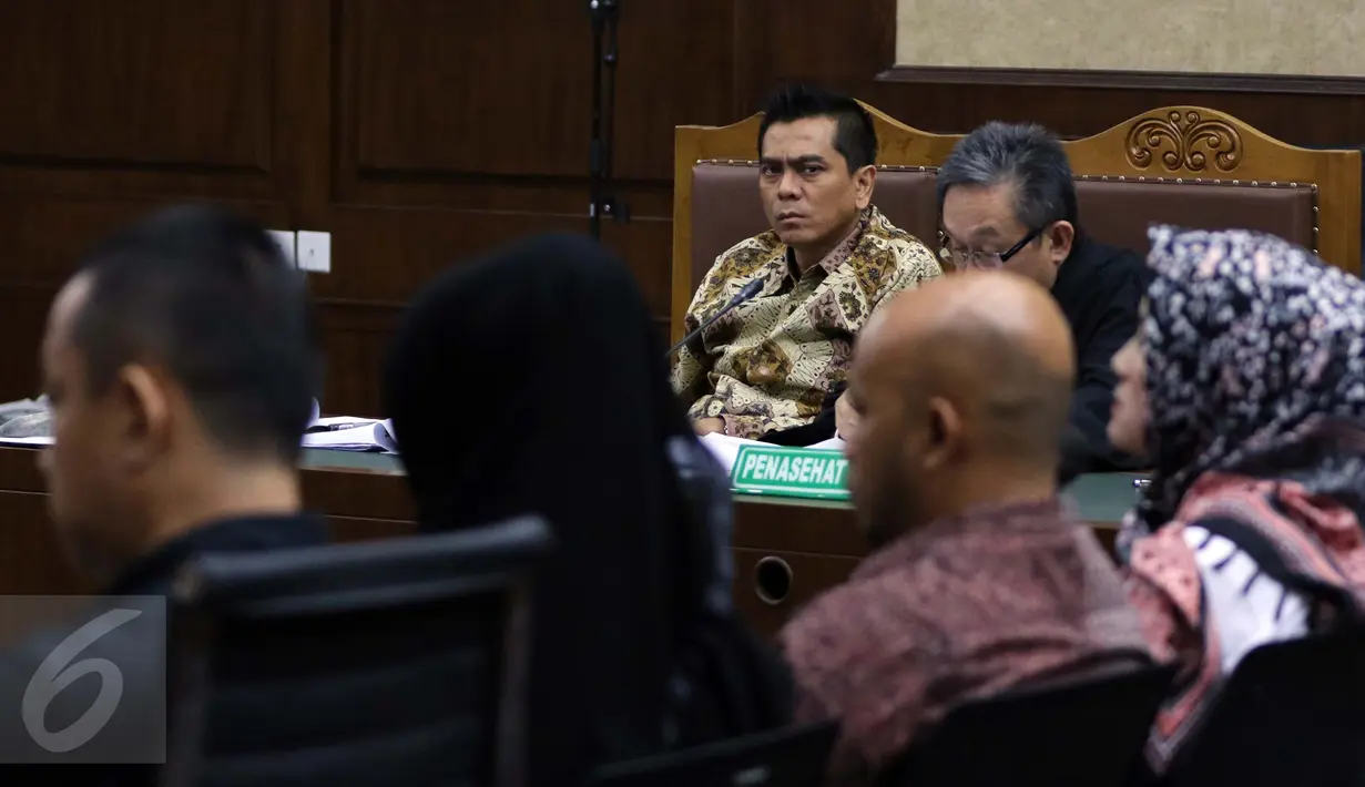 Terdakwa dugaan suap Raperda Teluk Reklamasi, M Sanusi mendengarkan keterangan saksi pada sidang lanjutan di Pengadilan Tipikor, Jakarta, Senin (3/10). JPU KPK menghadirkan sejumlah saksi, diantaranya istri Sanusi, Evelien. (Liputan6.com/Helmi Afandi)