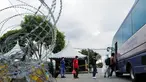 Para pekerja yang dinyatakan positif COVID-19 menaiki bus menuju rumah sakit di Klang, Selangor, Malaysia, 5 Desember 2020. Pemerintah Malaysia mengatakan akan memperpanjang perintah kontrol pergerakan orang di beberapa area hingga 20 Desember untuk mengendalikan penyebaran COVID-19. (Xinhua/Zhu Wei