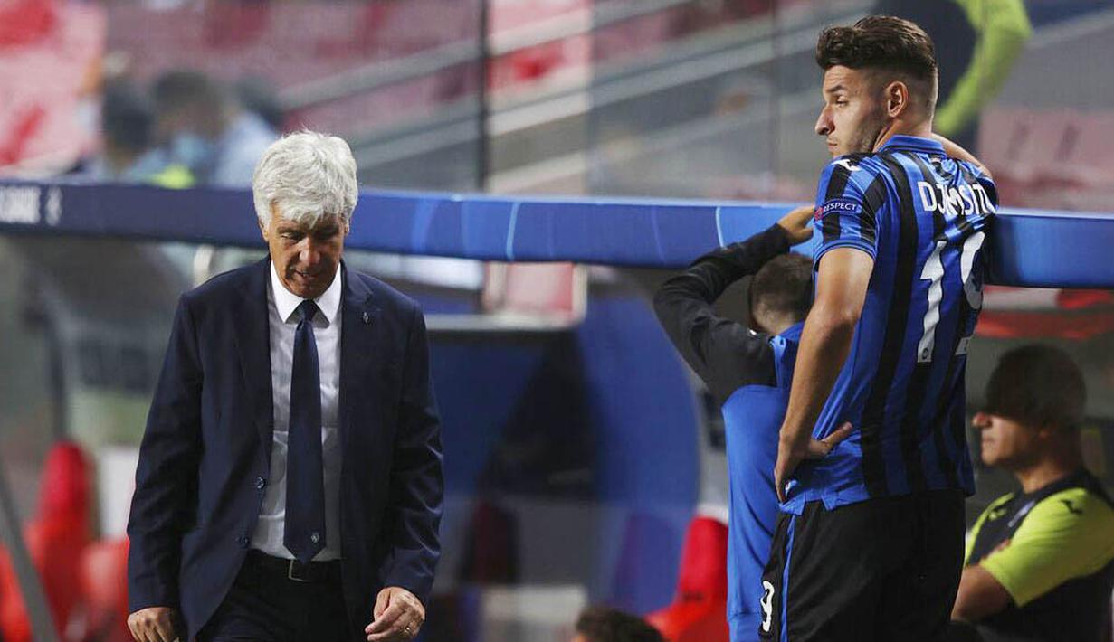 Pelatih Atalanta, Gian Piero Gasperini, tampak lesu usai ditaklukkan Paris Saint-Germain (PSG) pada laga perempat final Liga Champions di Stadion Da Luz, Rabu (12/8/2020). PSG menang 2-1 atas Atalanta. (Rafael Marchante/Pool via AP)