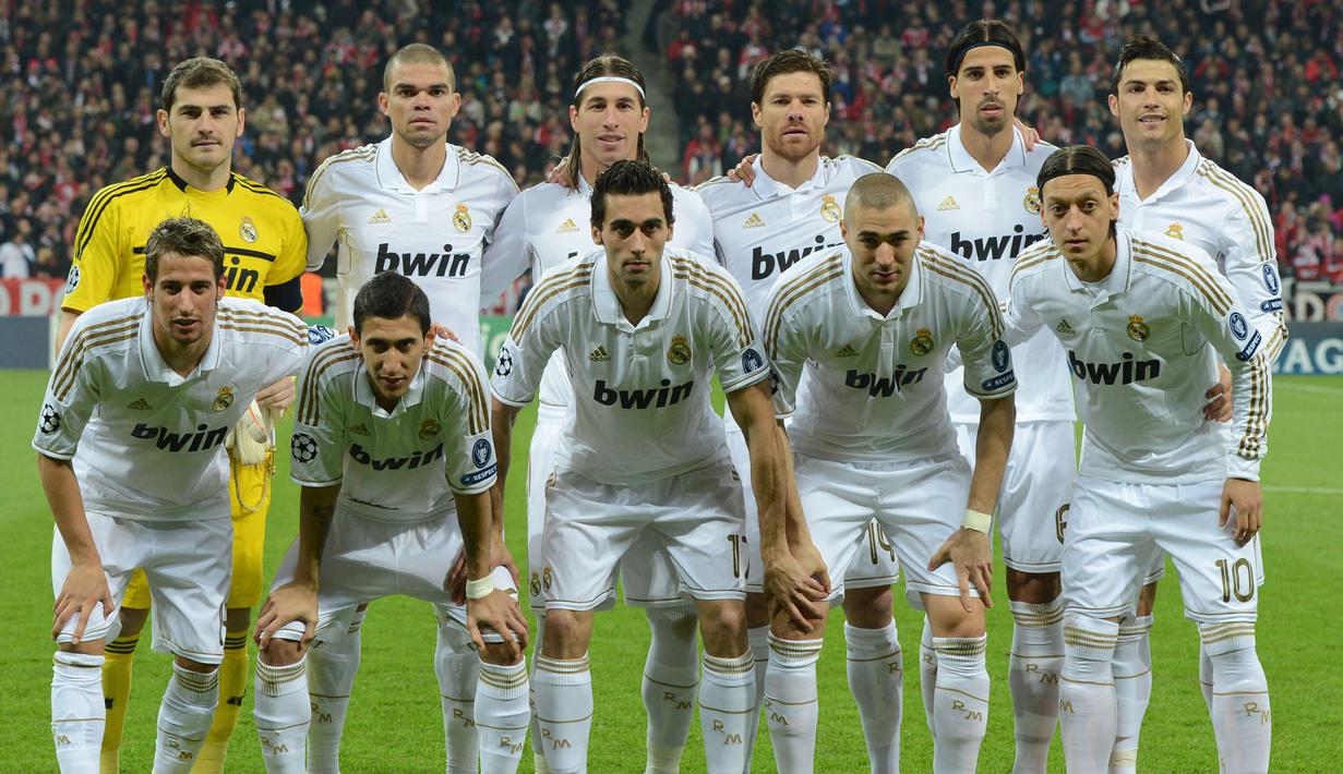 Pemain Real Madrid, Karim Benzema (kedua kanan depan) berfoto bersama starting XI Real Madrid saat menghadapi Bayern Munchen pada laga leg pertama semifinal Liga Champions 2011/2012 di  Munchen, Jerman, 17 April 2012. (AFP/Christof Satche)