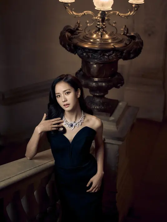 Jisoo lengkapi tampilan polosnya dengan kalung terbaru dari Nature Sauvage High Jewelry milik Cartier [@cartier]