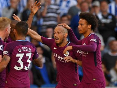 Para pemain Manchester City merayakan gol yang dicetak Sergio Aguero ke gawang Brighton pada laga Premier League di Stadion American Express Community, Brighton, Sabtu (12/8/2017). Brighton kalah 0-2 dari Manchester City. (AFP/Chris J Ratcliffe)