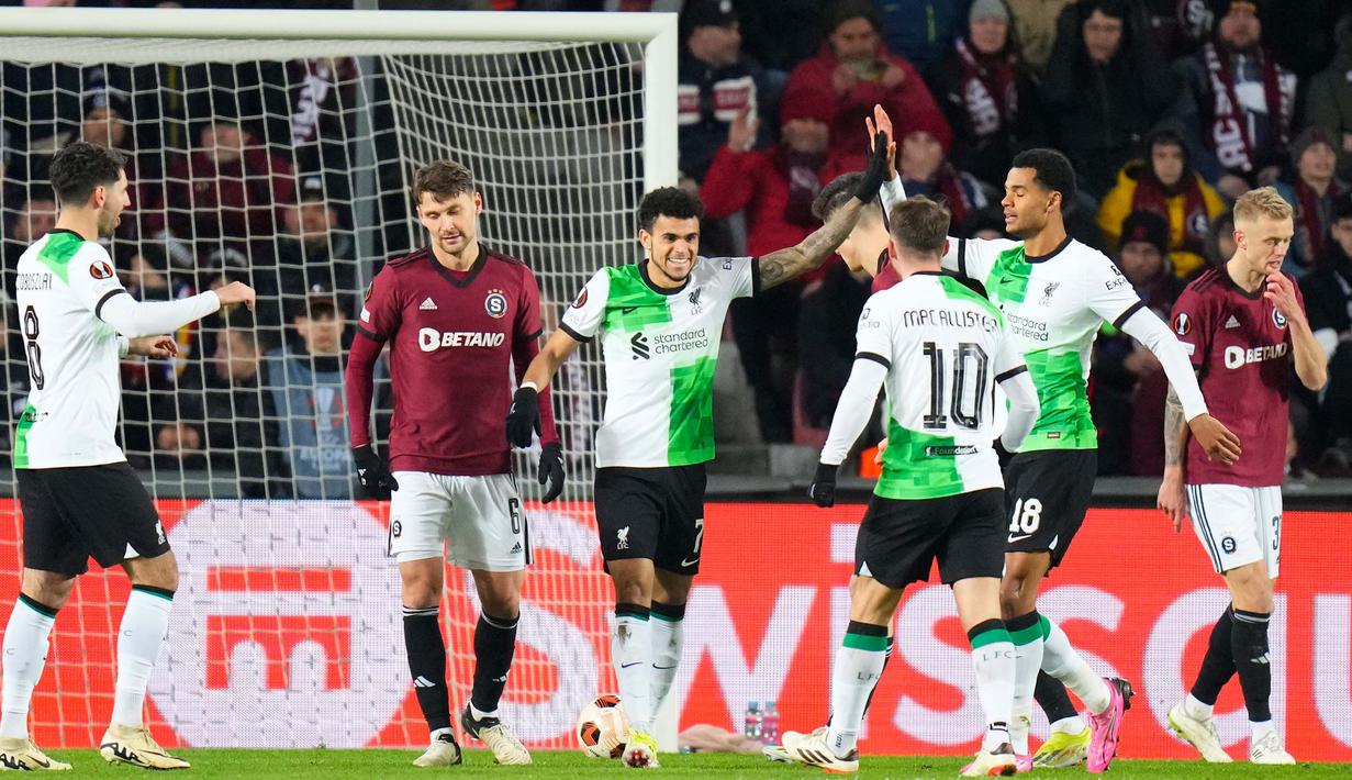 Pemain Liverpool, Luis Diaz (tengah) merayakan gol untuk timnya selama leg pertama babak 16 besar Liga Europa melawan Sparta Praha di Stadion Letna, Praha, Republik Ceko, Kamis, 7 Maret 2024. (AP Photo/Petr David Josek)