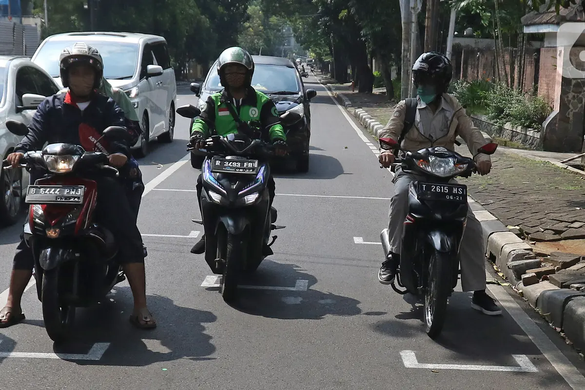 FOTO: Garis Pembatas Antarpengendara Motor di Jakarta