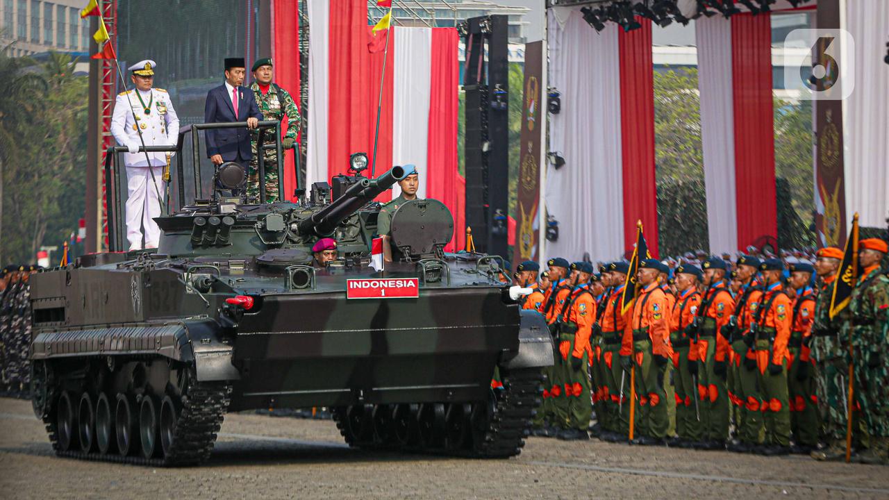 Joko Widodo Pimpin Upacara HUT TNI ke-78 di Monas