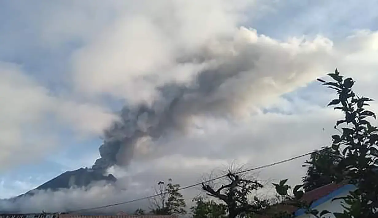 Gunung Sinabung yang kembali memuntahkan abu vulkanik tebal, saat dipantau dari wilayah Karo (7/5/2019). Akibat erupsi tersebut, sejumlah desa di tanah Karo mengalami hujan abu yang cukup tebal. (AFP Photo/Handout /BNBP)