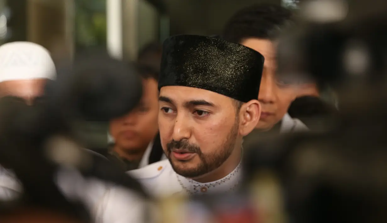 Sedangkan Putri, hadir didampingi kedua orangtua serta kuasa hukumnya. Menurut kuasa hukum dari Al Habsyi, Toddy Lagabuana, tidak bisa mengikuti sidang lantaran ada pekerjaan yang tidak bisa ditinggal. (Nurwahyunan/Bintang.com)