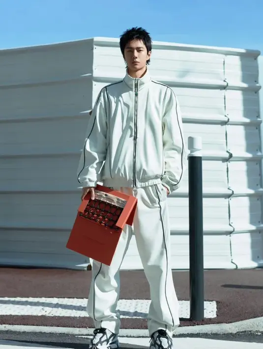 Tak ketinggalan Wang Yibo, aktor dan Penyanyi Tiongkok yang juga Global Ambassador Lacoste mengenakan tracksuit serba putih yang dipadukan sneakers warna senada. [@xinhui.wyb_85]