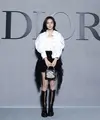 Brand ambassador Dior, Jisoo Blackpink kembali hadir di Paris Fashion Week. Kali ini member Blackpink ini tampil dengan busana monokrom. [@sooyaaa__]