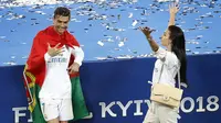 Bintang Real Madrid, Cristiano Ronaldo, bersama kekasih merayakan gelar juara Liga Champions ke-13 usai mengalahkan Liverpool di Stadion Olimpiyskiy, Kiev, Sabtu (26/5/2018). Madrid menang 3-1 atas Liverpool. (AP/Darko Vojinovic)