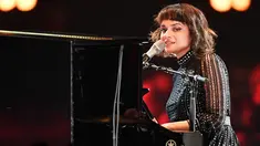 Penyanyi Norah Jones memainkan piano di atas panggung selama MusiCares Person of The Year 2019 untuk menghormati Dolly Parton di Los Angeles Convention Center, California (8/2). (AFP Photo/ Frazer Harrison)