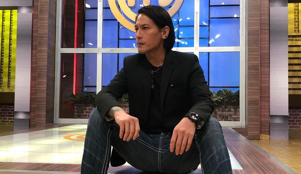Chef Juna yang dikenal sebagai salah satu juri di masterChef Indonesia ini lebih sering tampil dengan outfit casual. Namun beberapa kali kesempatan ia juga pernah pakai jas formal. (Liputan6.com/IG/junarorimpandeyofficial)