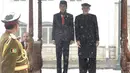 Presiden Afghanistan Ashraf Ghani menyambut kedatangan Presiden RI Joko Widodo (Jokowi) di tengah hujan salju, dalam kunjungan kenegaraan di Istana Presiden Arg, Kabul, Senin (29/1). (Liputan6.com/Pool/Biro Pers Setpres)