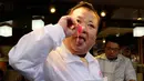 Pengusaha restoran sushi Jepang, Kiyoshi Kimura mencicipi fillet tuna sirip biru seberat 278 kg di restorannya, Tokyo, Sabtu (5/1). Tuna raksasa itu dibeli dalam lelang perdana 2019 dengan harga USD3,1 juta atau setara Rp43,4 miliar. (Kazuhiro NOGI/AFP)