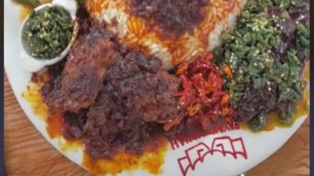 Wanita Bikin Kue Nasi Padang untuk Restoran Arief Muhammad, Tampilannya Bikin Lapar