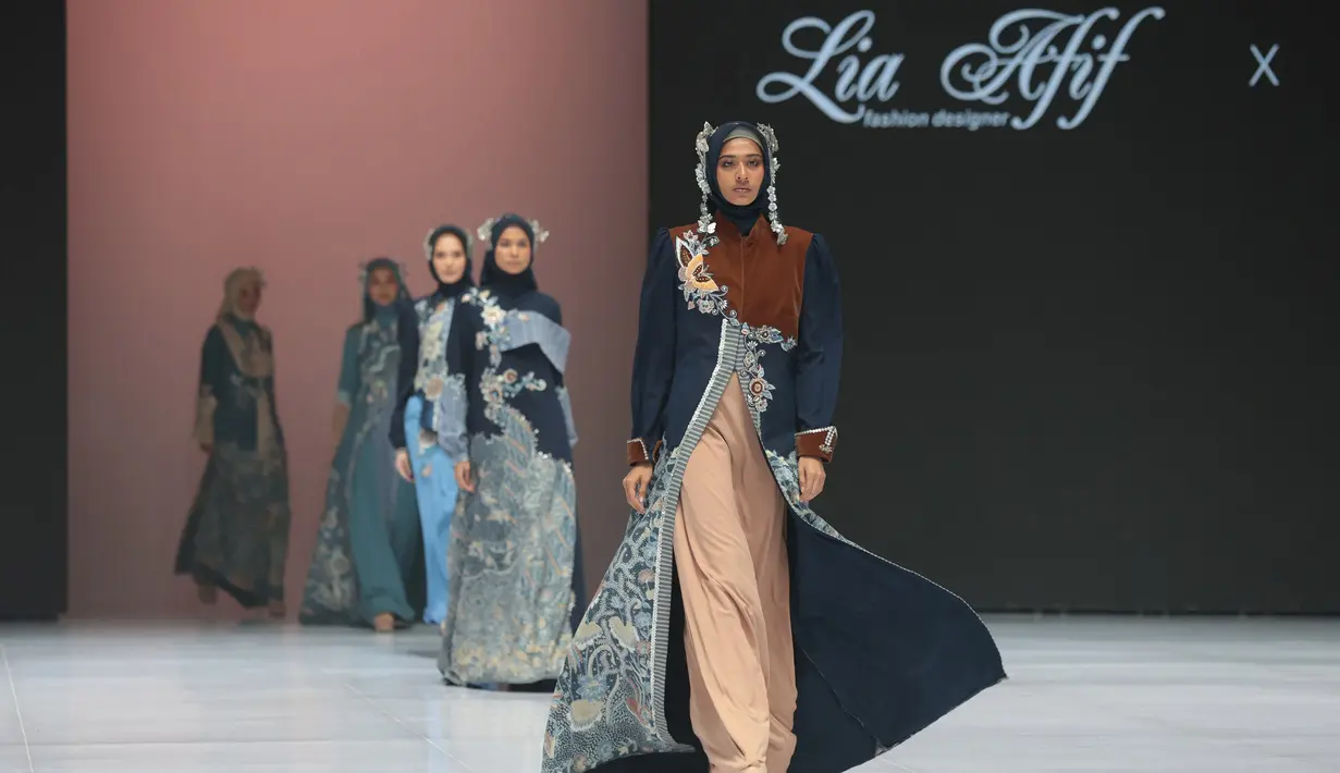Model memperagakan busana berbahan Batik Tulis Jombang dalam koleksi AKASA DHARANI karya Lia Afif pada Indonesia Fashion Week (IFW) 2026 di Jakarta, Jumat, 31 Juli 2026. (KLY/Budy Santoso)