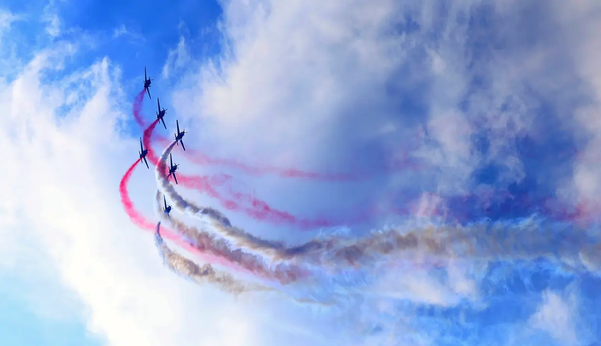 The Jupiters atau Jupiter Aerobatic Team (JAT) TNI AU tampil bersama jajaran pesawat tempur F-16 Fighting Falcon, T-50i Golden Eagle, hingga Hawk. (KapanLagi.com/Budy Santoso)