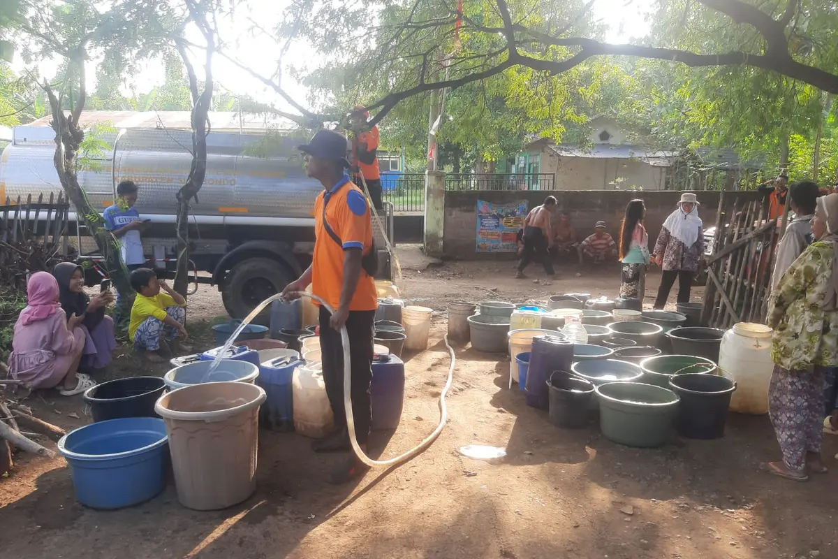 Proses pendistribusian air berish ke dusun Polay, Situbondo yang mengalami krisis air bersih akibat pompa sumur bor rusak (Istimewa)