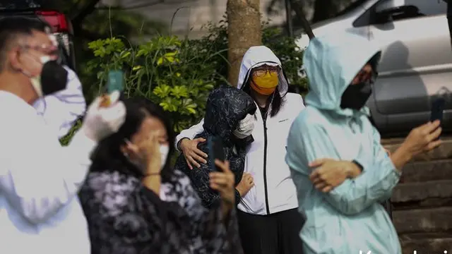 Potret Suasana Pemakaman Rina Gunawan, Diwarnai Tangis Pilu dari Keluarga dan Sahabat. (Sumber: Kapanlagi.com)