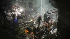 Pasukan keamanan Israel dan tim penyelamat melakukan upaya pencarian korban di tengah reruntuhan bangunan tempat tinggal yang dihantam rudal Iran di Haifa, Israel, Minggu, 5 April 2026. Rudal Iran menghantam sebuah bangunan tempat tinggal di Kota Haifa, Israel. (AP Photo/Ariel Schalit)