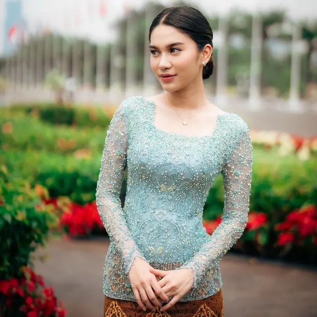Tampilan Fresh Azizah Salsha di Pelantikan Anggota DPR, Pakai Kebaya Biru Aqua Sambil Jinjing Heels Rp18jutaan