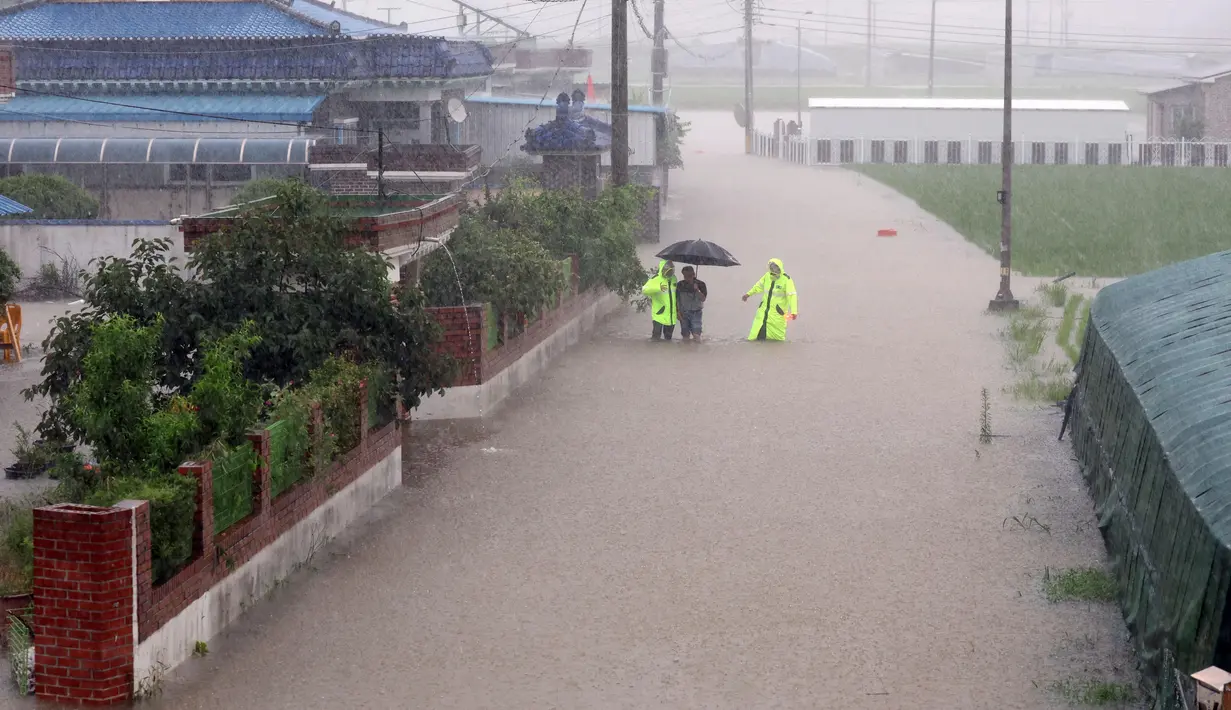 Pihak berwenang mengimbau warga untuk menjauhi tepi sungai, lereng curam, dan area bawah tanah karena risiko banjir bandang dan tanah longsor masih tinggi. (YONHAP/AFP)