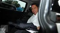 RJ Lino memasuki mobil yang menjemputnya usai menjalani pemeriksaan di Bareskrim, Jakarta, Kamis (28/1/2016). RJ Lino diperiksa untuk kelima kalinya sebagai saksi perkara dugaan korupsi pengadaan mobile crane. (Liputan6.com/Helmi Affandi)