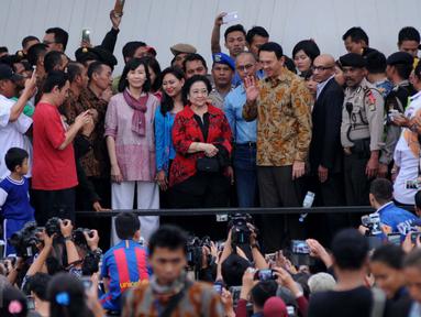 Gubernur DKI Jakarta Basuki Tjahaja Purnama (Ahok) ditemani Megawati dan Veronica Tan saat menghadiri peresmian RTH dan RPTRA Kalijodo di Jakarta, Rabu (22/2). (Liputan6.com/Gempur M Surya)