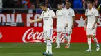 Pemain Real Madrid Luka Modric (kiri) bereaksi setelah pemain Girona Taty Castellanos mencetak gol pada pertandingan sepak bola Liga Spanyol di Stadion Montilivi, Girona, Spanyol, Selasa (25/4/2023). (AP Photo/Joan Monfort)