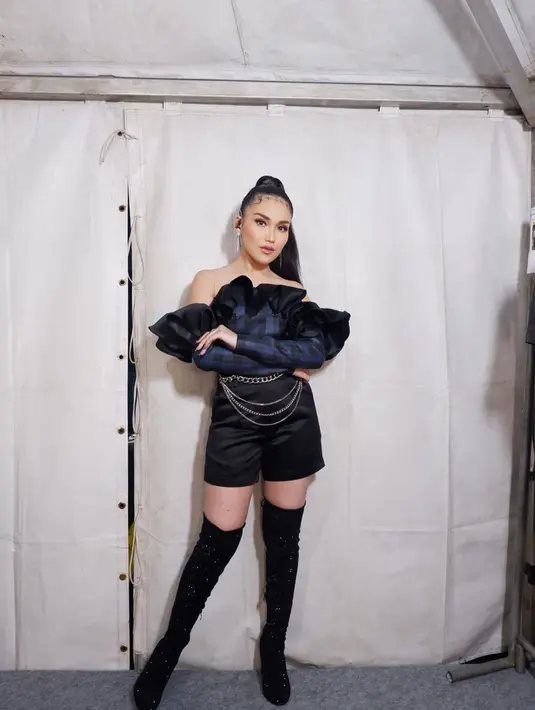 Beberapa gaya penampilan Ayu Ting Ting di atas panggung sendiri sering disebut-sebut bak Idol K-Pop. Tampil dalam balutan busana off shoulder kombinasi navy dan hitam, penampilan Ayu ini terlihat memiliki konsep girl crush. (Liputan6.com/IG/@ayutingting92)