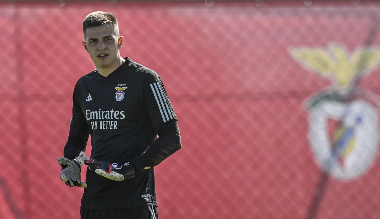 Kiper asal Ukraina berusia 22 tahun, Anatoliy Trubin yang baru didatangkan Benfica dari Shahtar Donetsk pada awal musim 2023/2024 langsung dipercaya mengisi posisi kiper utama menggantikan Odysseas Vlachodimos yang hengkang ke Nottingham Forest. Total tampil dalam 10 laga di Primeira Liga 2023/2024, Anatoliy Trubin mampu mencetak 5 kali clen sheet dan membawa Benfica bersaing di papan atas dengan menduduki posisi runner-up klasemen sementara menempel ketat Sporting Lisbon. (AFP/Patricia De Melo Moreira)