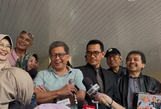 Rocky Gerung menghadiri pemeriksaan sebagai saksi meringankan untuk Roy Suryo dan kawan-kawan dalam kasus tudingan ijazah palsu Presiden ke-7 RI Joko Widodo atau Jokowi. Dia menjalani pemeriksaan di Polda Metro Jaya pada Selasa (27/1/2026). (Liputan6.com/Ady Anugrahadi)