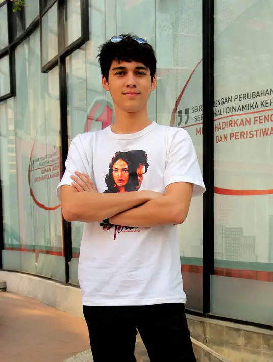 Selain menjalani proses ‘reading’, aktor muda ini juga kerap berdiskusi dengan sutradara dan penulis skenario untuk mendalami karakternya sebagai kutu buku. (Wimbarsana/Bintang.com)