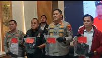 Polisi menjelaskan kasus pembunuhan sesama jenis di Batam. (Liputan6.com/Ajang Nurdin)