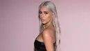 Bintang reality TV dan sosialita, Kim Kardashian tampil berbeda pada fashion show koleksi spring summer 2018 milik Tom Ford di New York Fashion Week, Rabu 6 September 2017. Kim membuat kejutan dengan rambut baru. (Charles Sykes/Invision/AP)