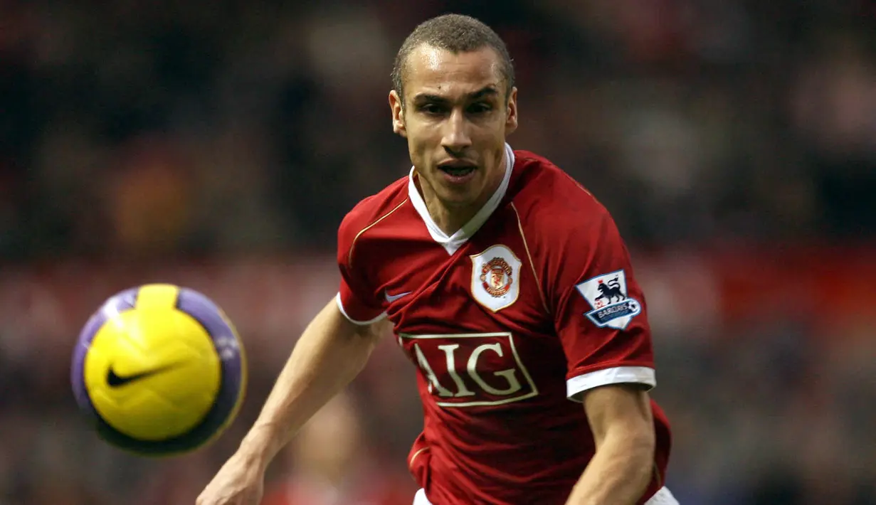 Henrik Larsson. Striker Swedia yang telah pensiun pada November 2009 bersama Helsingborg ini dipinjam Manchester United dari Helsingborg pada tengah musim 2006/2007. Ia bertahan di Old Trafford kurang dari 3 bulan hingga Maret 2007 dan total tampil dalam 13 laga di semua ajang dengan torehan 3 gol. Di Liga Inggris ia tampil dalam 7 laga dengan mencetak 1 gol dan membawa MU menjuarai Liga Inggris musim 2006/2007. Ia tetap mendapatkan medali juara karena mendapat dispensasi meski memperkuat MU kurang dari 10 laga. (AFP/Paul Ellis)