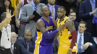 Pemain Cleveland Cavaliers, LeBron James (23) saat berbincang dengan Pemain Los Angeles Lakers Kobe Bryant (24) pada laga NBA di Quicken Loans Arena, Kamis (11/2/2016) WIB.  (David Richard-USA TODAY Sports/Reuters)