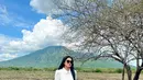 Baru-baru ini, Titi Kamal liburan di Banyuwangi. Gaya fashionnya pun mencuri perhatian.