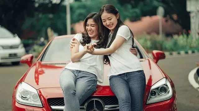 Adu Akting di Anak Band, Ini 7 Potret Keakraban Natasha Wilona dan Ochi Rosdiana