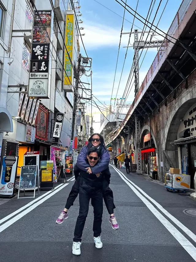 6 Potret Ibnu Jamil dan Ririn Ekawati Liburan di Jepang, Sempat Ikut Tokyo Marathon 2023