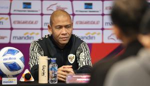 Pelatih Timnas Indonesia, Nova Arianto, pada sesi konferensi pers jelang pertandingan melawan Australia pada Piala AFF U-16 2024 di Stadion Manahan, Minggu (30/6/2024). (Bola.com/Abdul Azis)